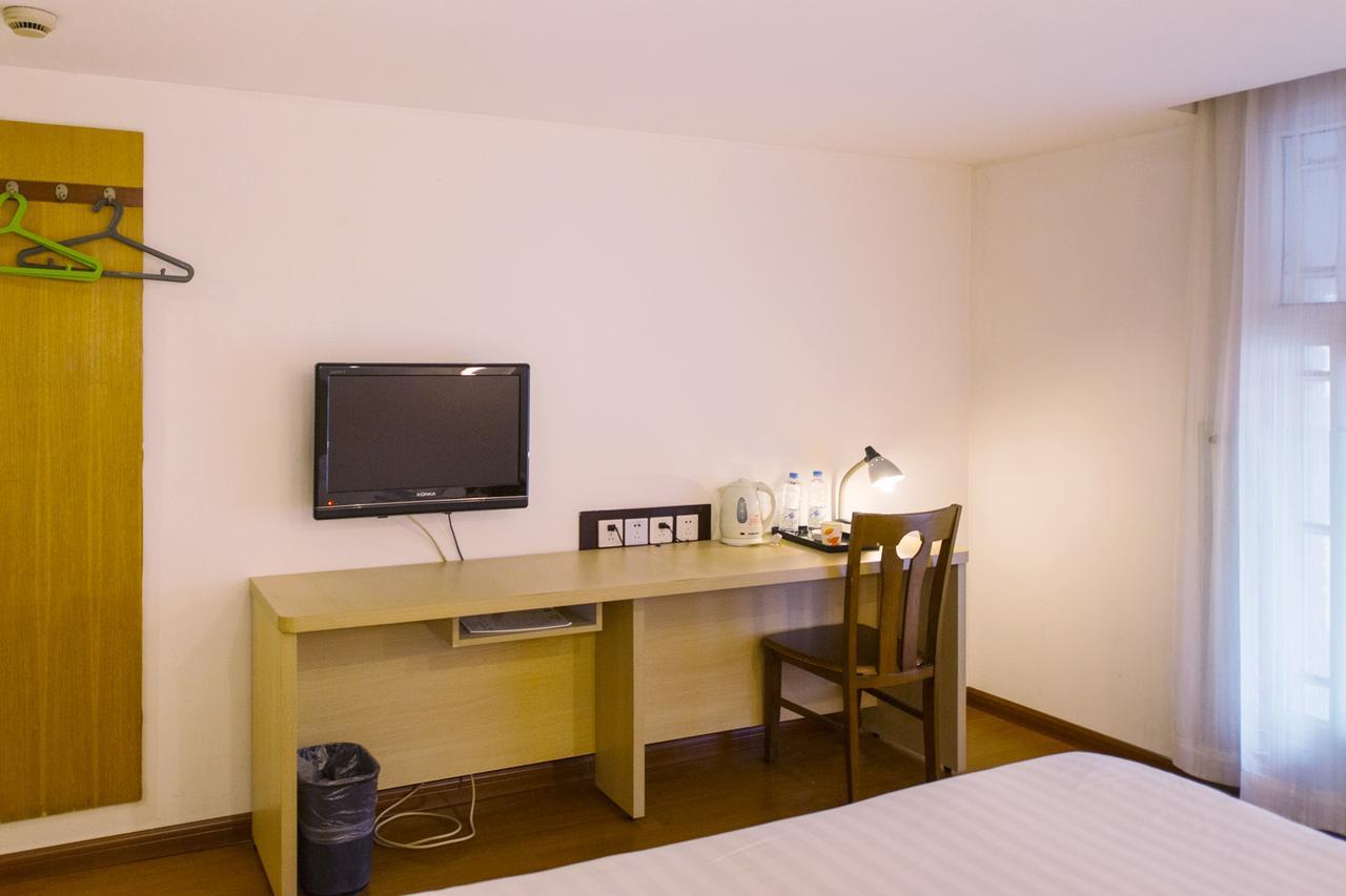Caohejing Hotel 2*